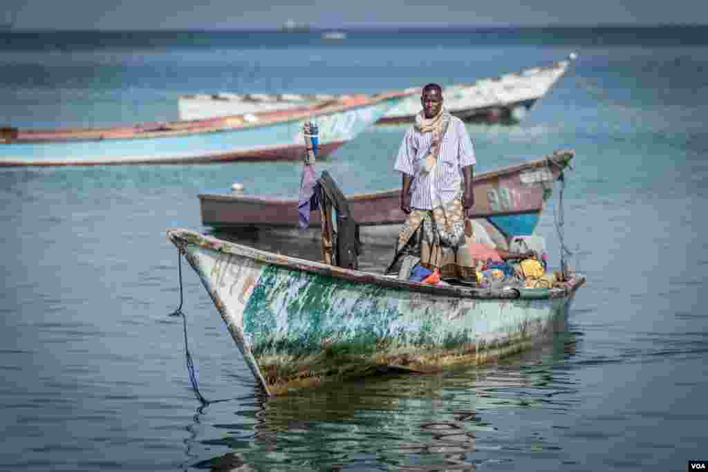 A fisherman comes in with his boat to Bossaso's fishing beach in northern Somalia in late March 2018. (J. Patinkin/VOA)