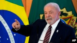 Presiden Brasil Luiz Inacio Lula da Silva berbicara dalam pertemuan tingkat menteri untuk meninjau 100 hari pertama pemerintahannya di Istana Planalto di Brasilia, Brazil, Senin, 10 April 2023. (Foto: AP/Eraldo Peres)