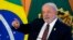Presiden Brasil Luiz Inacio Lula da Silva berbicara dalam pertemuan tingkat menteri untuk meninjau 100 hari pertama pemerintahannya di Istana Planalto di Brasilia, Brazil, Senin, 10 April 2023. (Foto: AP/Eraldo Peres)