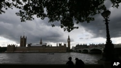 Under a lowering sky people view the Houses of Parliament from across the river Thames following Thursday's EU referendum result, London, June 25, 2016. Britain voted to leave the European Union after a bitterly divisive referendum campaign.