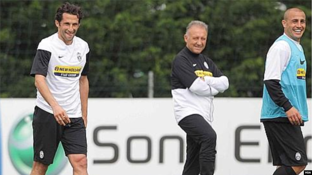 Zaccheroni (tengah) di sela-sela latihan dengan pemain Juventus. Ia akan melatih tim nasional Jepang Oktober mendatang.