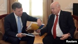 Insulza presentó el documento junto al presidente de Colombia, Juan Manuel Santos, desde la Presidencia de Colombia.