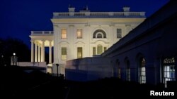 Gedung Putih saat senja sehari setelah pendukung Presiden Donald Trump mendobrak masuk ke gedung parlemen Capitol di Washington D.C. Kamis, 7 Januari 2021.