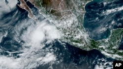 Esta imagen satelital del 12 de septiembre de 2024 proporcionada por la Administración Nacional Oceánica y Atmosférica muestra la tormenta tropical Ileana que se formó frente a la costa del Pacífico de México. 