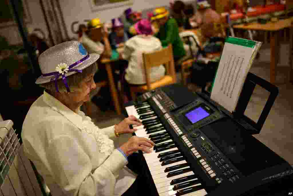 Conchita, 90, a resident of the San Jeronimo nursing home, plays piano during New Year&#39;s Eve celebrations in Estella, Spain, Dec. 31, 2020.