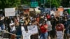 Les manifestants se rassemblent devant la Cour pénale du comté de Queens le lundi 8 juin 2020, dans le quartier de Queens à New York. 
