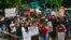 Les manifestants se rassemblent devant la Cour pénale du comté de Queens le lundi 8 juin 2020, dans le quartier de Queens à New York. 