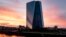 ARCHIVO - En esta fotografía del sábado 22 de junio de 2019, el Banco Central Europeo durante un atardecer en Fráncfort, Alemania. (AP Foto/Michael Probst, Archivo)