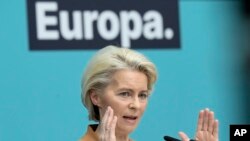 Ursula von der Leyen, presidenta de la Comisión Europea, habla con los periodistas en una conferencia de prensa tras una reunión de la directiva de su partido Unión Demócrata Cristiana de Alemania, en Berlín, Alemania, el lunes 19 de febrero de 2024.