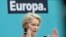 Ursula von der Leyen, presidenta de la Comisión Europea, habla con los periodistas en una conferencia de prensa tras una reunión de la directiva de su partido Unión Demócrata Cristiana de Alemania, en Berlín, Alemania, el lunes 19 de febrero de 2024.