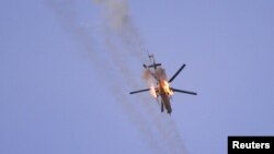 Helikopter militer Irak menembakkan misil ke arah posisi-posisi ISIS di Mosul (foto: dok).