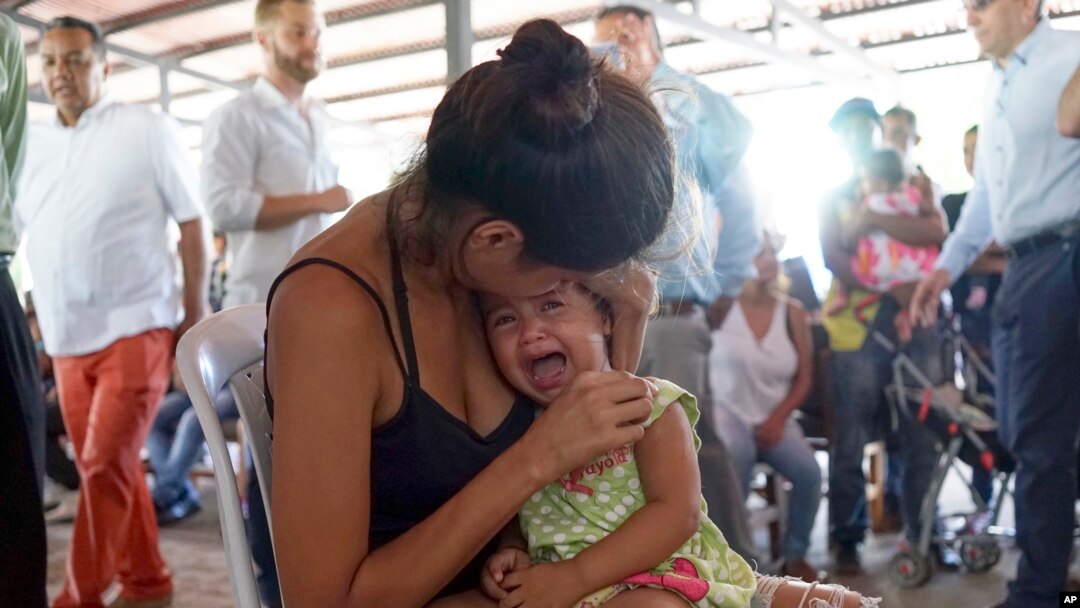 Una refugiada venezolana abraza a una niña en un puesto de salud para migrantes en Cúcuta, Colombia, cerca de la frontera con Venezuela. 16-7-18.