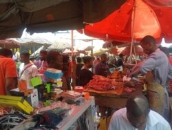 FILE - Thousands swarm Utako market, which opened for just four hours to allow citizens to buy supplies before Ramadan, in Abuja, Nigeria, April 22, 2020. (Timothy Obiezu/VOA)