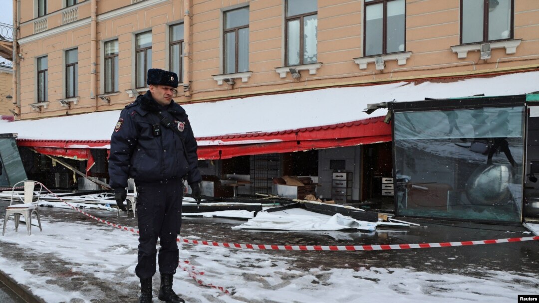Полицейский рядом с кафе в Санкт-Петербурге, в котором произошел взрыв. 3 апреля 2023
