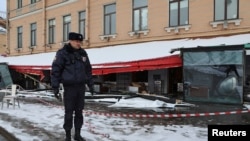 Полицейский рядом с кафе в Санкт-Петербурге, в котором произошел взрыв. 3 апреля 2023