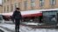 Полицейский рядом с кафе в Санкт-Петербурге, в котором произошел взрыв. 3 апреля 2023