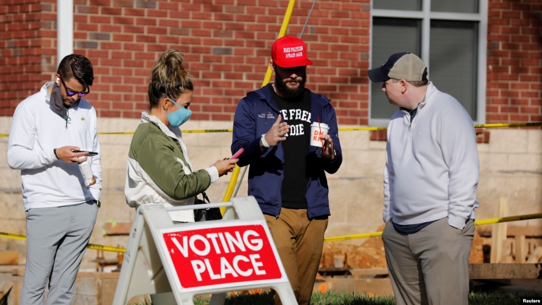 Para pemilih antre di sebuah tempat pemungutan suara di Charlotte, North Carolina, 3 November 2020. (Foto: Sam Wolfe/Reuters)