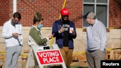 Para pemilih antre di sebuah tempat pemungutan suara di Charlotte, North Carolina, 3 November 2020. (Foto: Sam Wolfe/Reuters)