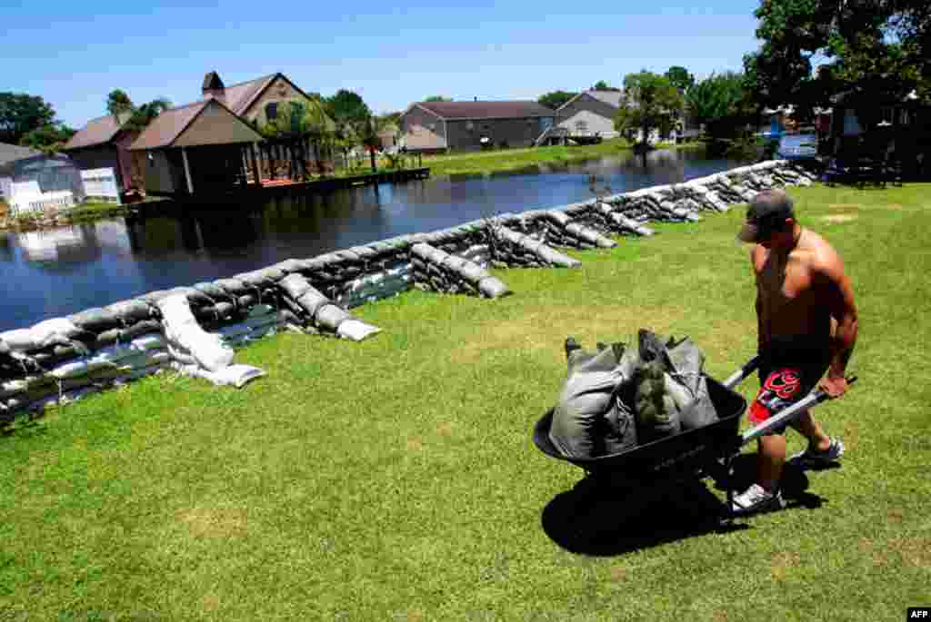 David Leonard, 16, helps carry sandbags to a house as water from the Morganza Spillway is expected to threaten the home in Stephensville, Louisiana. (Reuters/Sean Gardiner)