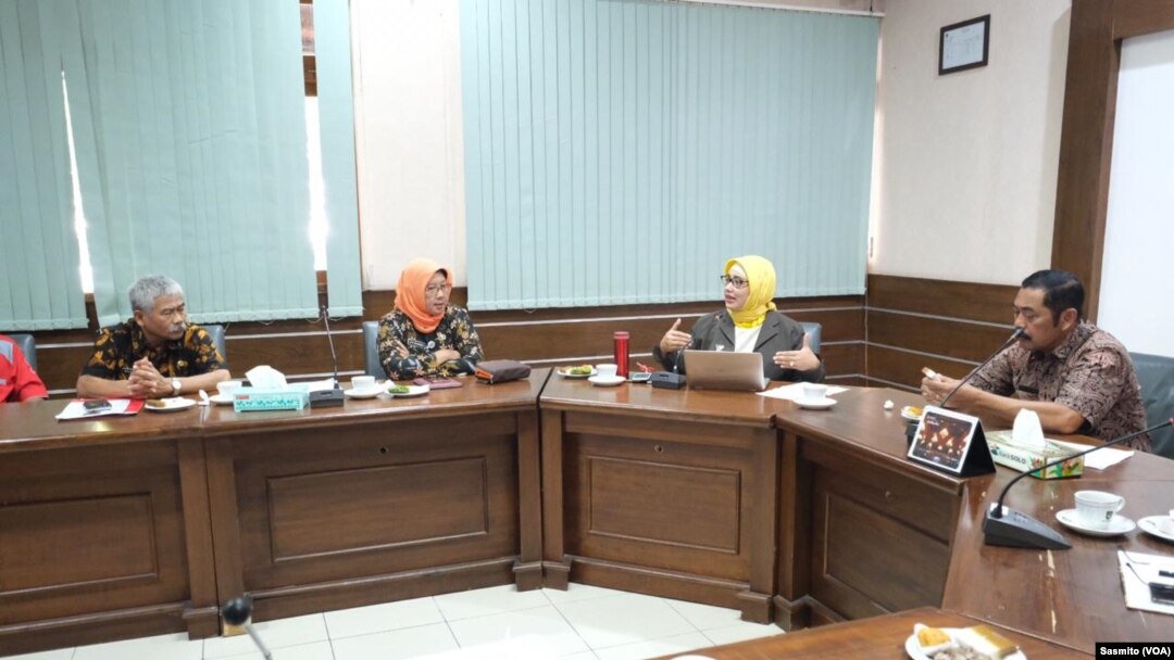Komisioner KPAI (tengah) menemui Walikota Solo (kanan) dan Kepala Dinas Pendidikan Pemkot Solo (kiri). (Foto: VOA/Sasmito)