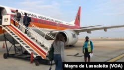 Aeroporto de voos domésticos em Luanda, avião da TAAG. Angola