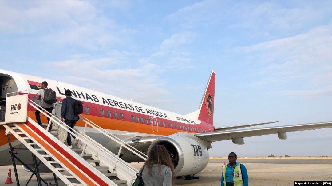 Aeroporto de voos domésticos em Luanda, avião da TAAG. Angola