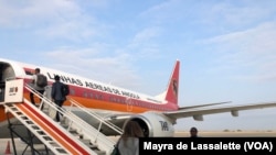 Aeroporto de voos domésticos em Luanda, avião da TAAG. Angola