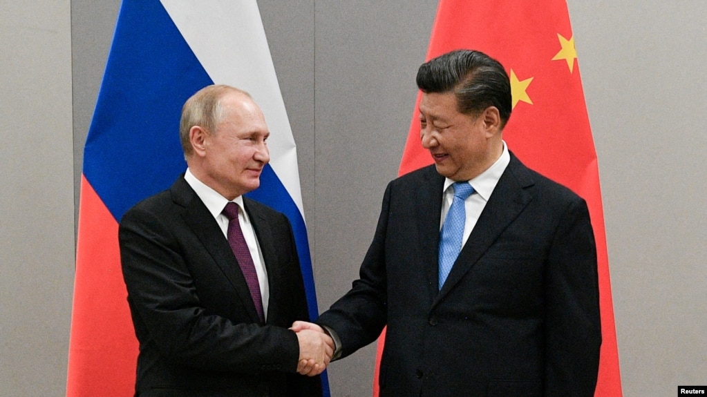 Tổng thống Nga Vladimir Putin gặp Chủ tịch Trung Quốc Tập Cận Bình bên lề hội nghị BRICS ở Brasilia.