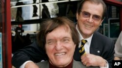 Richard Kiel, primer plano, junto al James Bond de entonces, Roger Moore.