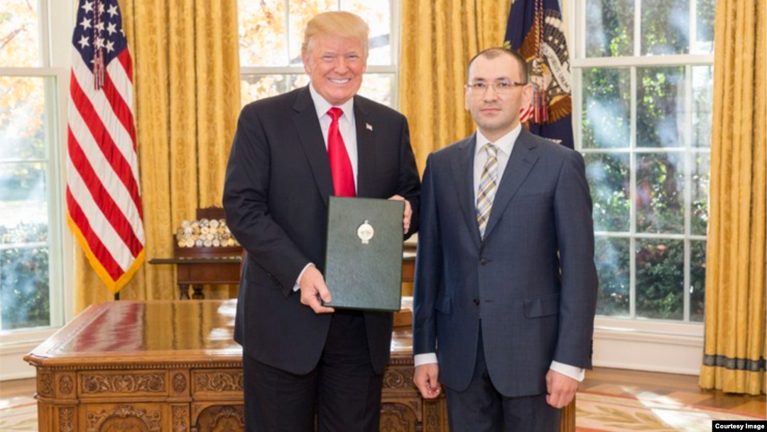 O'zbekiston elchisi Javlon Vahobov Oq uyda AQSh Prezidenti Donald Tramp bilan, 30-noyabr, 2017