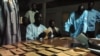 Des agents électoraux comptent les votes à N'Djamena, la capitale du Tchad, le 3 mai 2006. REUTERS/Claire Soares