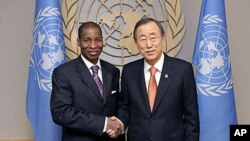 سکرتێری گشتی نه‌ته‌وه‌ یه‌کگرتووه‌کان بان کی مون له‌گه‌ڵ باڵیۆزی که‌ناری عاج یوسفۆ بامبا ته‌وقه‌ ده‌کات، نیویۆرک، 29 ی دوازده‌ی 2010