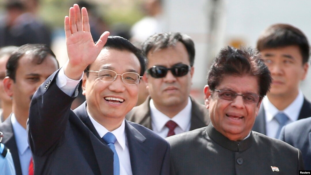 PM China Li Keqiang melambaikan tangan kepada para wartawan setibanya di New Delhi, India (19/5).