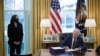 El presidente de EE.UU., Joe Biden, acompañado de la vicepresidenta Kamala Harris, firma el nuevo paquete de alivio por el coronavirus en la Casa Blanca, el 11 de marzo de 2021.