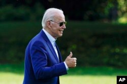 Presiden Joe Biden berjalan di Halaman Selatan Gedung Putih setelah turun dari Marine One, 20 Juli 2022, di Washington. (Foto: AP)