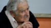 ARCHIVO - El expresidente de Uruguay José "Pepe" Mujica se sienta dentro de un colegio electoral mientras espera para votar en la segunda vuelta de las elecciones presidenciales en Montevideo, Uruguay, el 24 de noviembre de 2024. AP