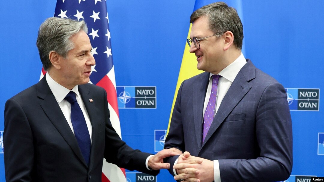 Госсекретарь США Энтони Блинкен (cлева) беседует с министром иностранных дел Украины Дмитрием Кулебой (справа) во время встречи министров иностранных дел стран НАТО в штаб-квартире НАТО в Брюсселе, Бельгия, 04 апреля 2023 г.
