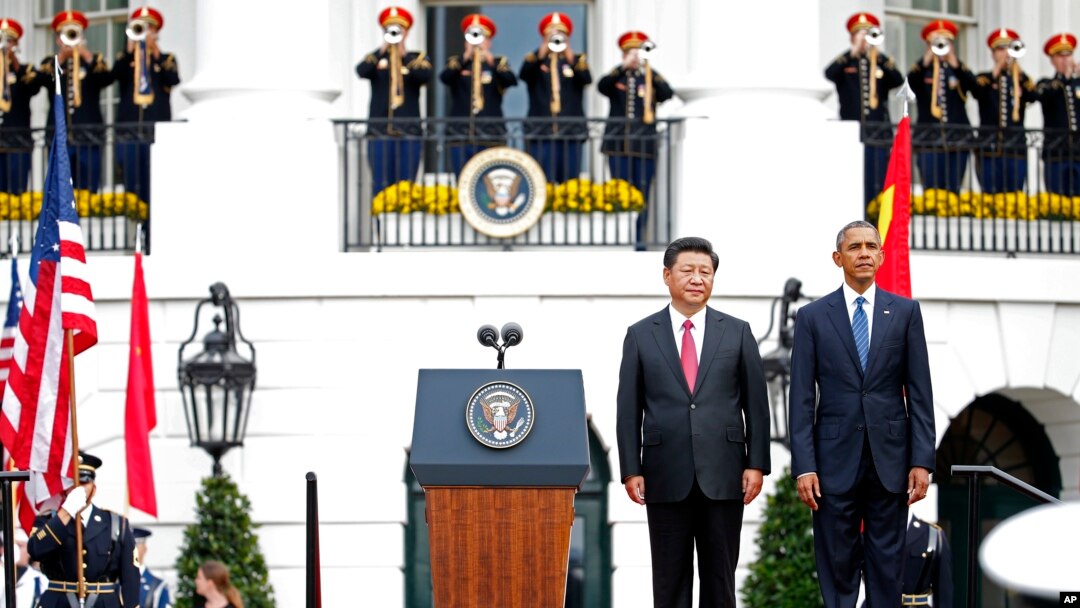 Tổng thống Mỹ Barack Obama (phải) và Chủ tịch TQ Tập Cận Bình chào cờ trong buổi tiếp đón ông Tập đến Mỹ ngày 25/9/2015.