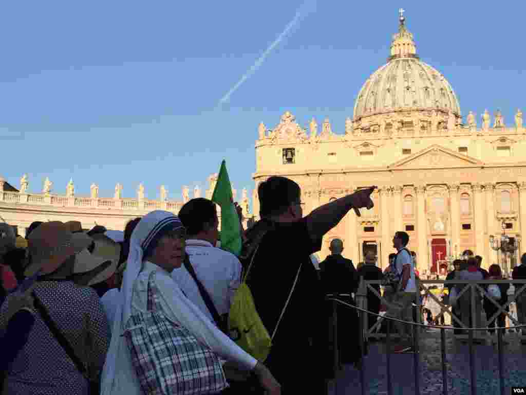 Feligreses de todo el mundo acudieron a la ceremonia de canonización de la Madre Teresa de Calcuta desde tempranas horas. [Foto: Celia Mendoza, VOA].