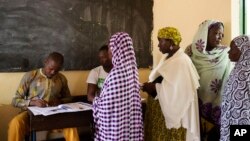 马里妇女排队等候投票（2018年8月12号）