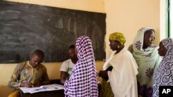 Des femmes font la queue pour voter lors de l'élection présidentielle à Bamako, au Mali, le 12 août 2018.