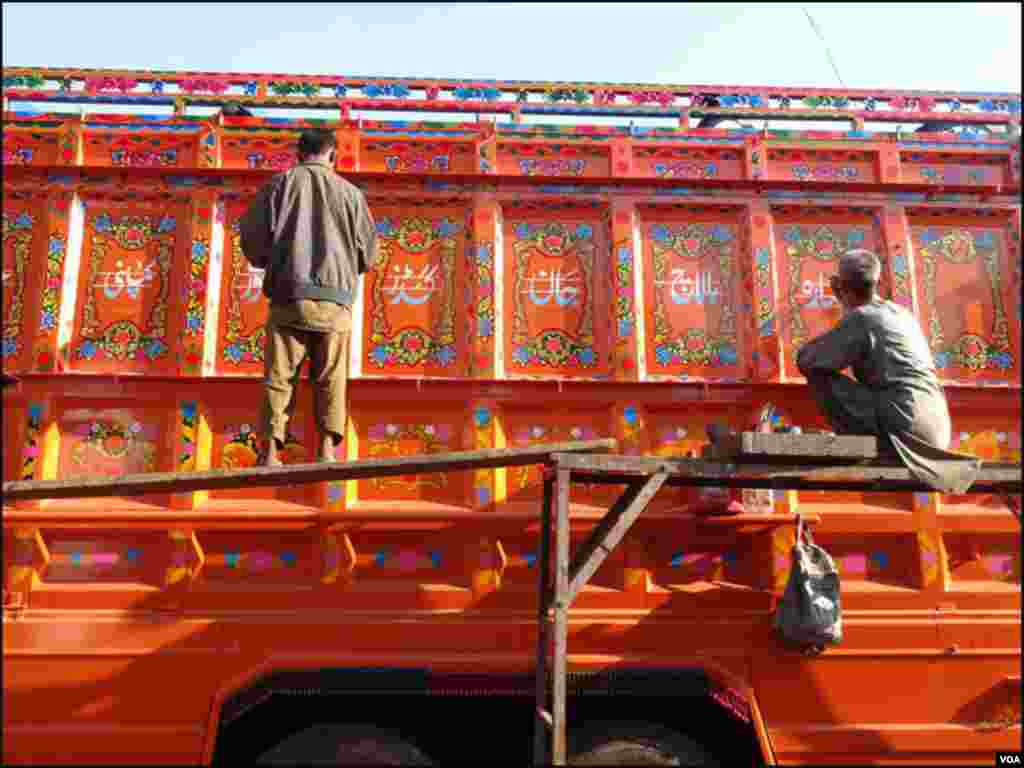 کراچی: پاکستان کے ٹرک آرٹ دنیا بھر میں مقبولیت اور منفرد مقام حاصل ہے۔