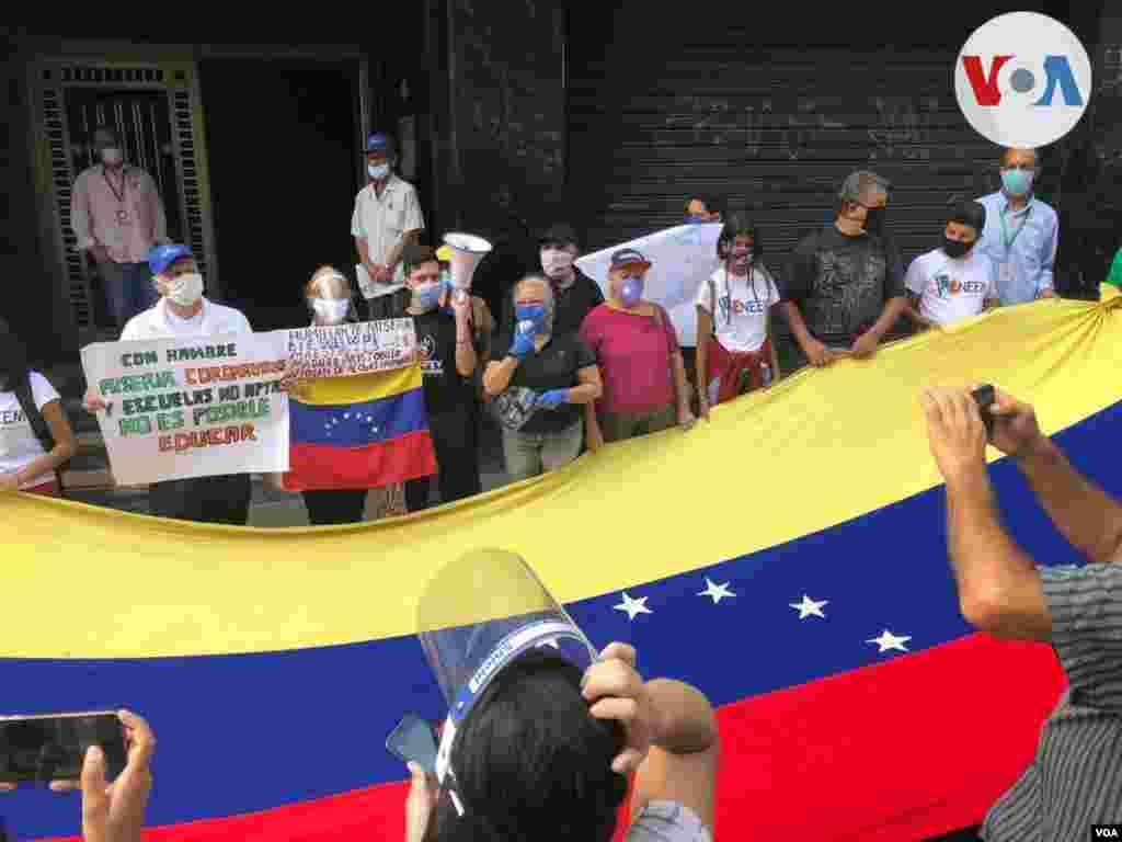 La manifestaci&#243;n tambi&#233;n cont&#243; con el respaldo del gobierno interino. &quot;El testimonio de lucha del sector docente que sali&#243; a las calles en toda Venezuela es inspiraci&#243;n para nuestro pa&#237;s&quot;, escribi&#243; el presidente interino Juan Guaid&#243; en Twitter.