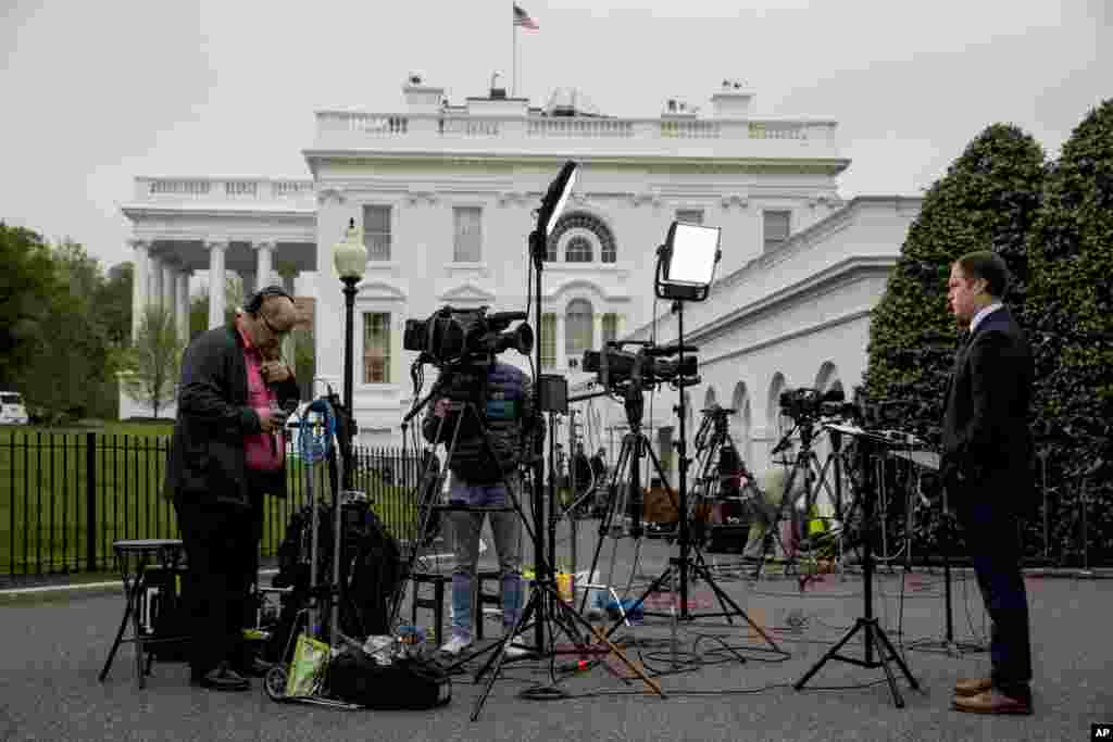 خبرنگاران بیرون کاخ سفید انتظار دارند رئیس جمهوری آمریکا درباره گزارش بخش اعظم گزارش رابرت مولر موضع گیری کند.&nbsp;