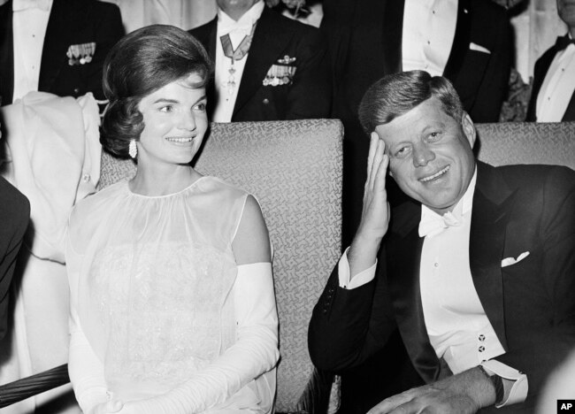 Başkan Kennedy ve First Lady Jackie Kennedy, 1961'de yemin töreni sonrasındaki Başkanlık Balosu'nda.