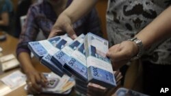 Rupiah jatuh sampai ke nilai 14.085 terhadap dolar Selasa (25/8), atau terlemah sejak Juli 1998.