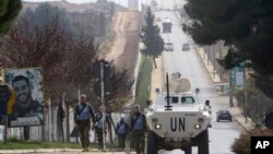 Pasukan Perdamaian PBB asal Serbia berpatroli di sisi Lebanon dari perbatasan Lebanon-Israel di desa Kfar Killa, Lebanon yang terletak di sebelah selatan, Selasa, 4 Desember 2018 (foto: AP Photo/Mohammed Zaatari)