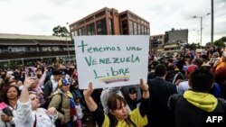 Manifestantes en Bogotá, Colombia, en apoyo a la autoproclamación del líder opositor Juan Guaido como presidente interino de Venezuela.
