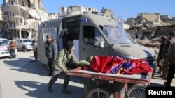 Un homme pousse un brancard à l'est d'Aleppo, Syrie le 15 décembre 2016. 