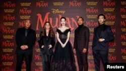 Para pemeran dalam film "Mulan", Ron Yuan, Yifei Liu, Jason Scott Lee dan Yoson berfoto dengan Niki Caro, dalam pemutaran perdana di London, Inggris,12 March 2020. 